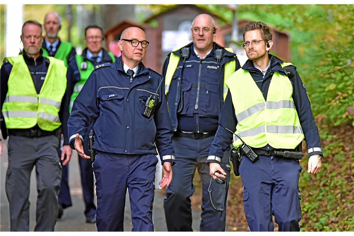 Dennis Ehrhardt (rechts), Leiter des Polizeireviers Backnang, hat die Übung gepl...