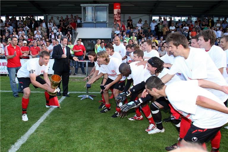 Dennis Grab war bisher einziger SG-Kapitän, der den WFV-Pokal in die Höhe stemmen durfte. 1:0 endete vor 16 Jahren das Finale gegen Ludwigsburg. Auch damals bejubelte Großaspach zuvor die Oberliga-Meisterschaft und den Regionalliga-Aufstieg. Archivfoto: Andrea Wahl
