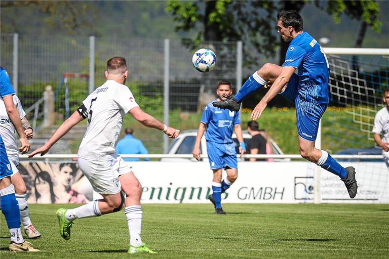 Dennis Leon Krug (rechts) und der SV Unterweissach wollen am Sonntag den Sprung in die Bezirksliga feiern. Foto: Alexander Becher