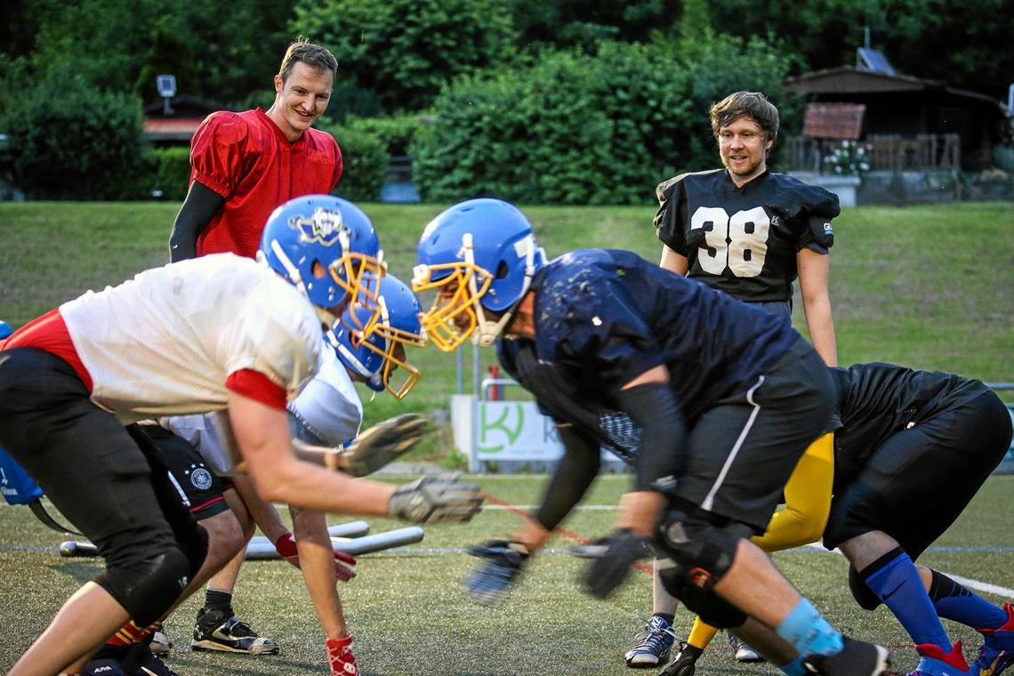 Sportlicher Umbruch bei den Wolverines Dennis Rieger (links) und Fabian Lieb bilden das neue Trainerduo. Sie schauen genau hin, wie sich die jungen Spieler entwickeln.Foto: A. Becher