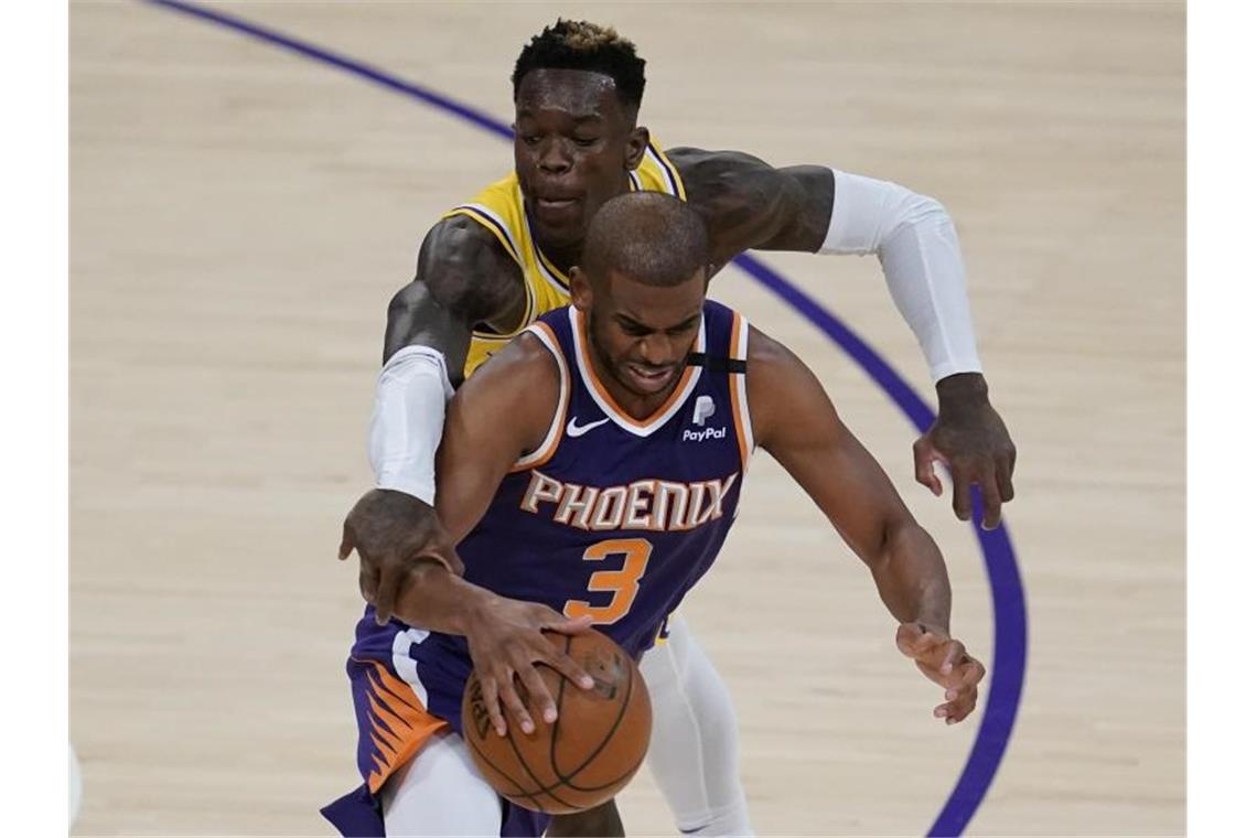 Dennis Schröder (hinten) musste sich mit den Los Angeles Lakers Chris Paul Anthony Davis und den Phoenix Suns geschlagen geben. Foto: Ashley Landis/AP/dpa