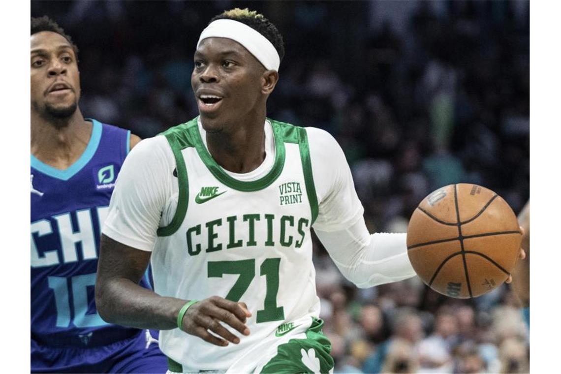 Starker Schröder jubelt mit den Boston Celtics in der NBA Dennis Schröder kam in etwas mehr als 36 Minuten auf 23 Punkte. Foto: Jacob Kupferman/AP/dpa