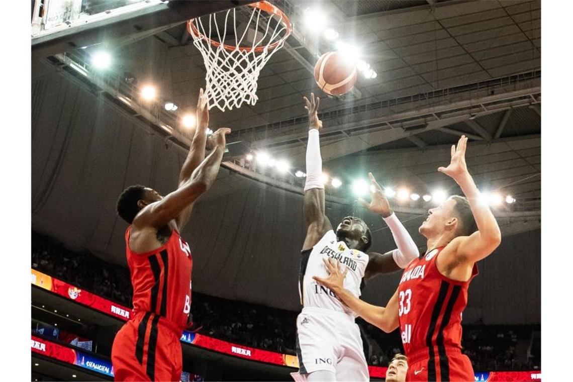 Dennis Schröder kann gegen die Abwehr der Kanadier punkten. Foto: Swen Pförtner