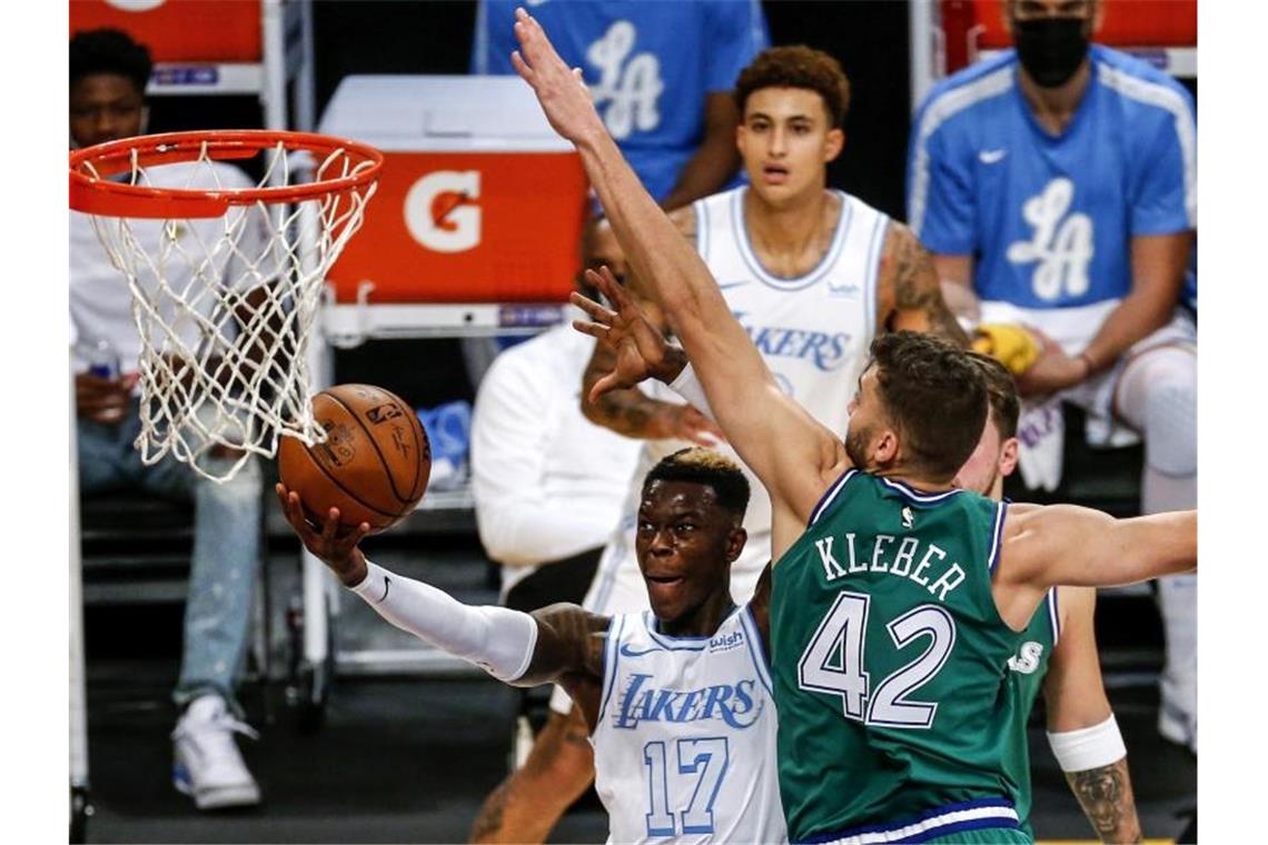 Dennis Schröder (l) setzte sich mit Los Angeles Lakers gegen Maxi Kleber von den Dallas Mavericks durch. Foto: Ringo H.W. Chiu/FR170512 AP/dpa