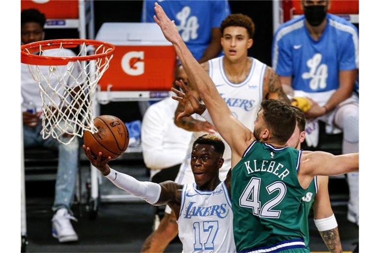 Dennis Schröder (l) setzte sich mit Los Angeles Lakers gegen Maxi Kleber von den Dallas Mavericks durch. Foto: Ringo H.W. Chiu/FR170512 AP/dpa
