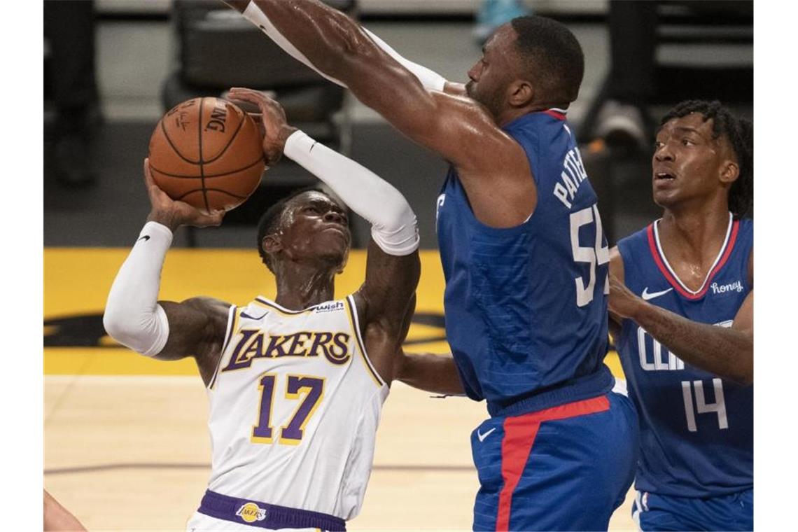 Dennis Schröder (l) spielte erstmals für die Los Angeles Lakers. Foto: Kyusung Gong/AP/dpa