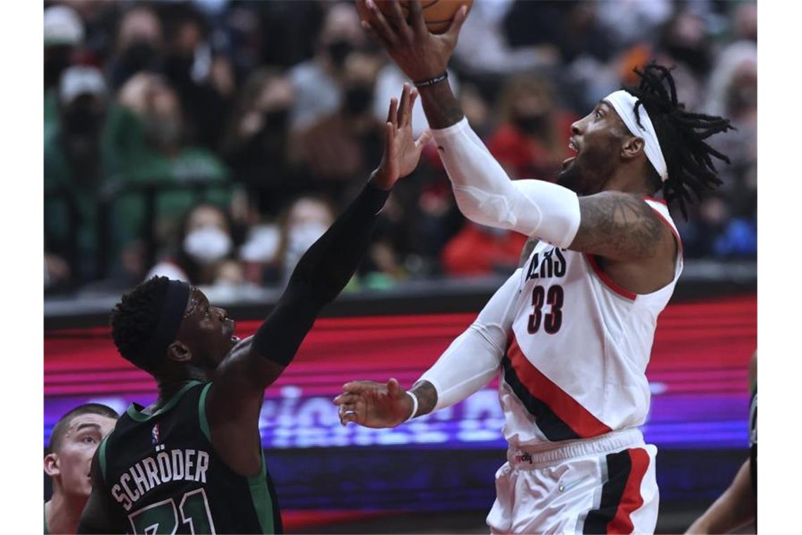 Dennis Schröder (l) steuerte 31 Punkte zum Celtics-Sieg gegen Portland bei. Foto: Steve Dipaola/FR170491 AP/dpa