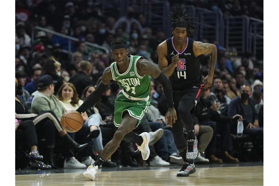 Dennis Schröder (l) unterlag mit den Boston Celtics bei den Clippers. Foto: Ashley Landis/AP/dpa