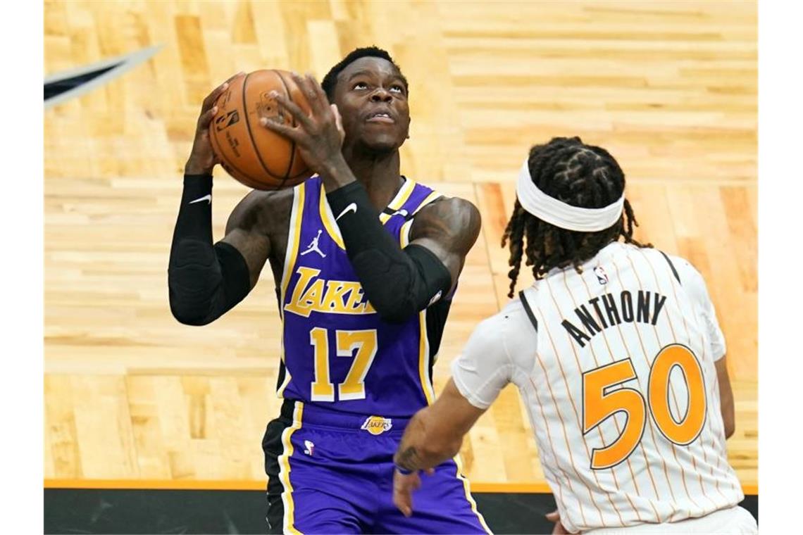 Dennis Schröder (l) von den Los Angeles Lakers setzt zum Wurf an. Foto: John Raoux/AP/dpa