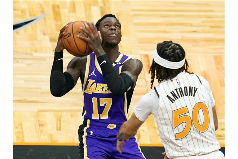 Dennis Schröder (l) von den Los Angeles Lakers setzt zum Wurf an. Foto: John Raoux/AP/dpa