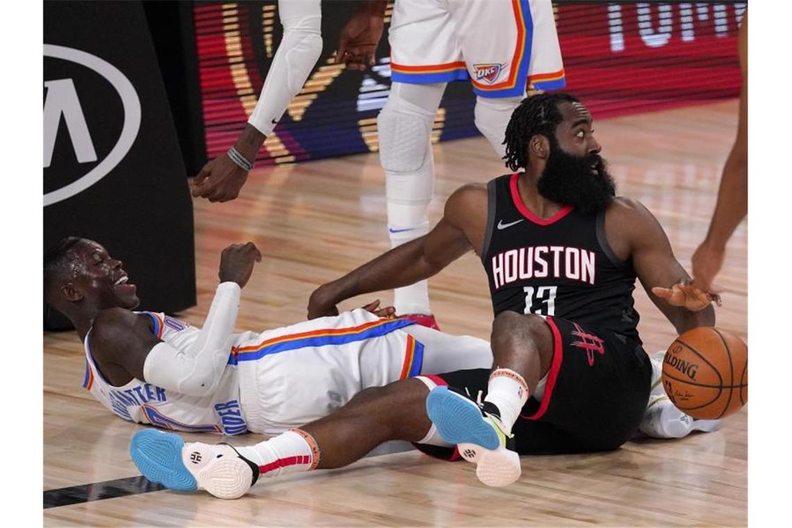 Schröders Thunder raus aus NBA-Playoffs Dennis Schröder (l) von den Oklahoma City Thunder und Houstons Star James Harden im Zweikampf. Foto: Mark J. Terrill/AP/dpa