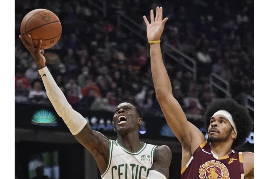 Dennis Schröder (l) war mit 28 Punkten der beste Schütze der Celtics. Foto: Tony Dejak/AP/dpa