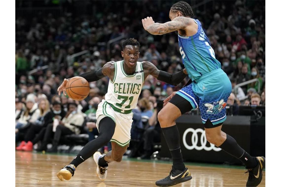 Spektakuläre Wechsel: Schröder und Theis tauschen NBA-Clubs Dennis Schröder (l) wird künftig für die Houston Rockets auflaufen. Foto: Steven Senne/AP/dpa