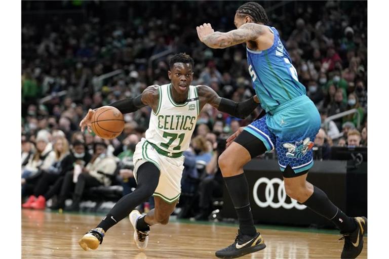 Dennis Schröder (l) wird künftig für die Houston Rockets auflaufen. Foto: Steven Senne/AP/dpa