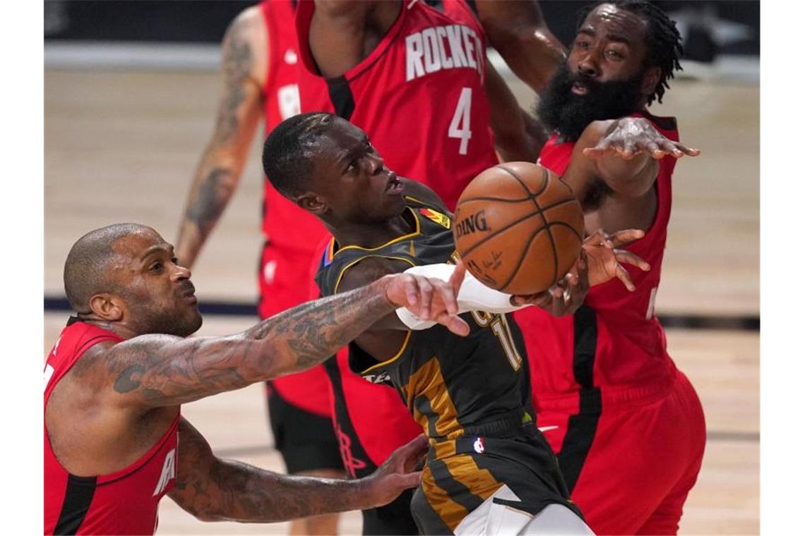 Dennis Schröder (M.) hat mit den Oklahoma City Thunder weiter Chancen auf den Einzug ins Halbfinale der Western Conference. Foto: Mark J. Terrill/AP/dpa