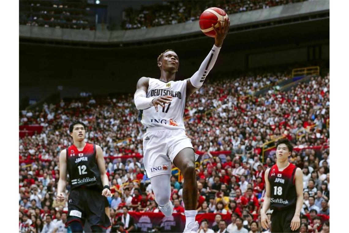 Dennis Schröder (M.) soll die deutschen Korbjäger bei der WM zum Erfolg führen. Foto: Masanori Kumagai/Kyodo News/AP