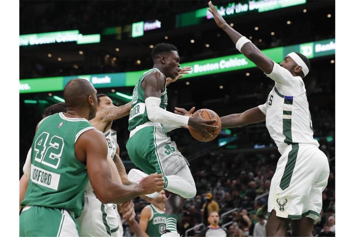 Dennis Schröder (M) überragte bei den Boston Celtics. Foto: Michael Dwyer/AP/dpa