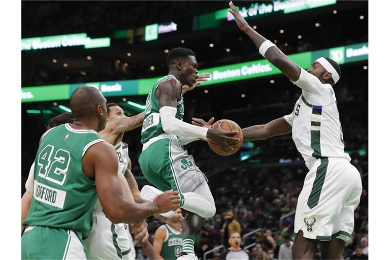 Dennis Schröder (M) überragte bei den Boston Celtics. Foto: Michael Dwyer/AP/dpa