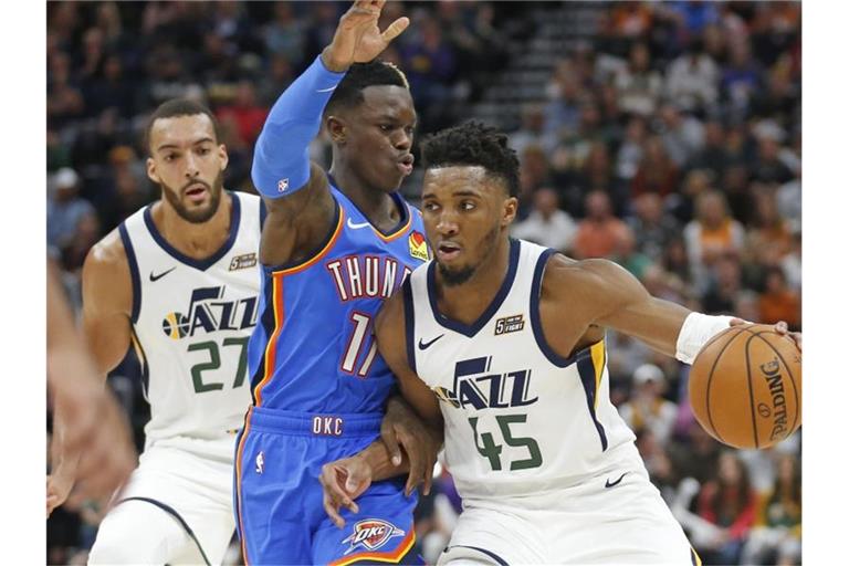 Dennis Schröder (M) und seine Oklahoma City Thunder konnten nicht gegen Utah gewinnen. Foto: Rick Bowmer/AP/dpa