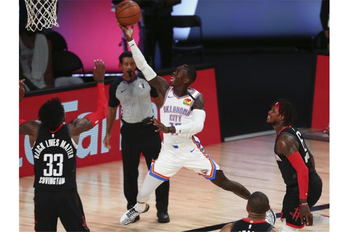 Dennis Schröder (M) von Oklahoma City Thunder setzt zum Korbwurf an. Foto: Kim Klement/Pool USA Today Sports/AP/dpa