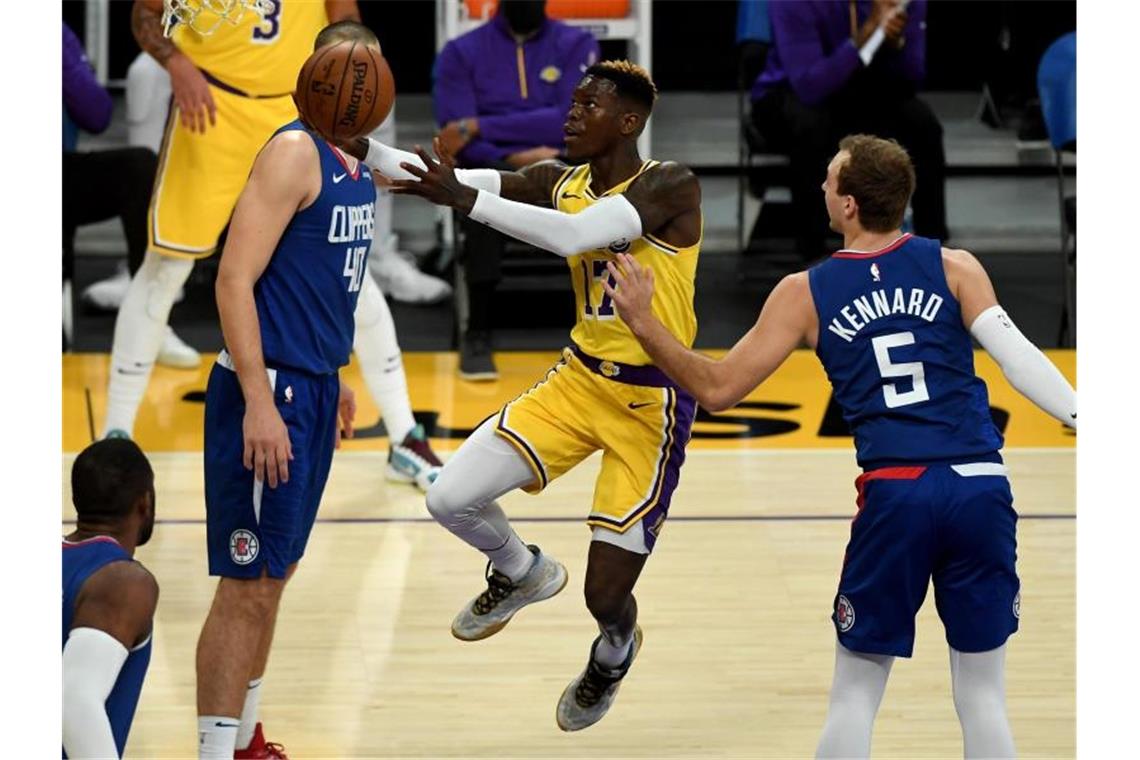 Dennis Schröder (M) zeigte bei seinem Debüt für die Los Angeles Lakers eine starke Leistung. Foto: Hans Gutknecht/Orange County Register via ZUMA/dpa