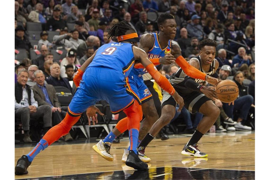 NBA: Schröder führt Oklahoma zum Sieg in Sacramento Dennis Schröder (M.) zeigte erneut eine starke Leistung. Foto: Paul Kitagaki Jr./ZUMA Wire/dpa
