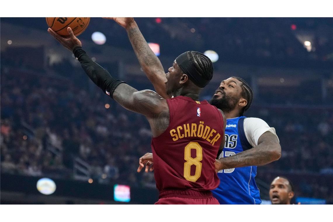 Dennis Schröder musste sich mit Cleveland diesmal Dallas geschlagen geben.