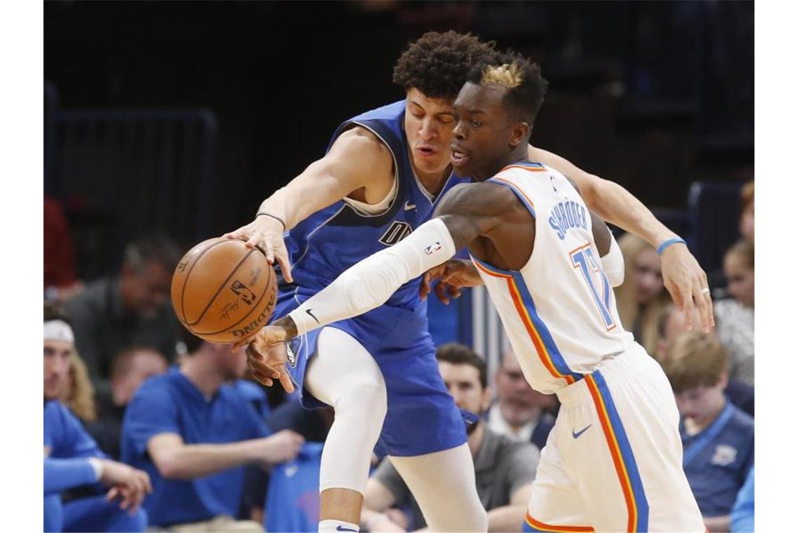 Schröder gewinnt deutsches NBA-Duell gegen Kleber Dennis Schröder (r) führte die Oklahoma City Thunder zum Sieg. Foto: Sue Ogrocki/AP/dpa