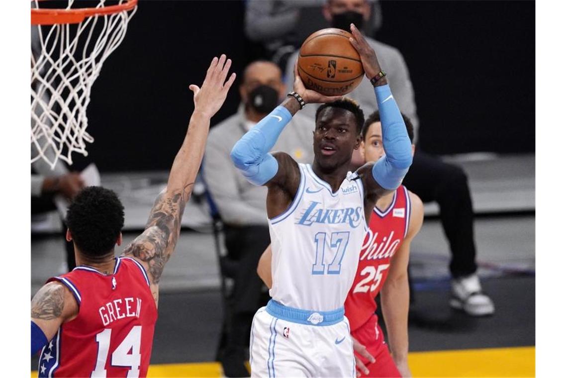 Lakers ohne James nicht siegfähig: Pleite gegen 76ers Dennis Schröder (r) musste mit den Los Angeles Lakers auch gegen die Philadelphia 76ers eine Niederlage hinnehmen. Foto: Mark J. Terrill/AP/dpa