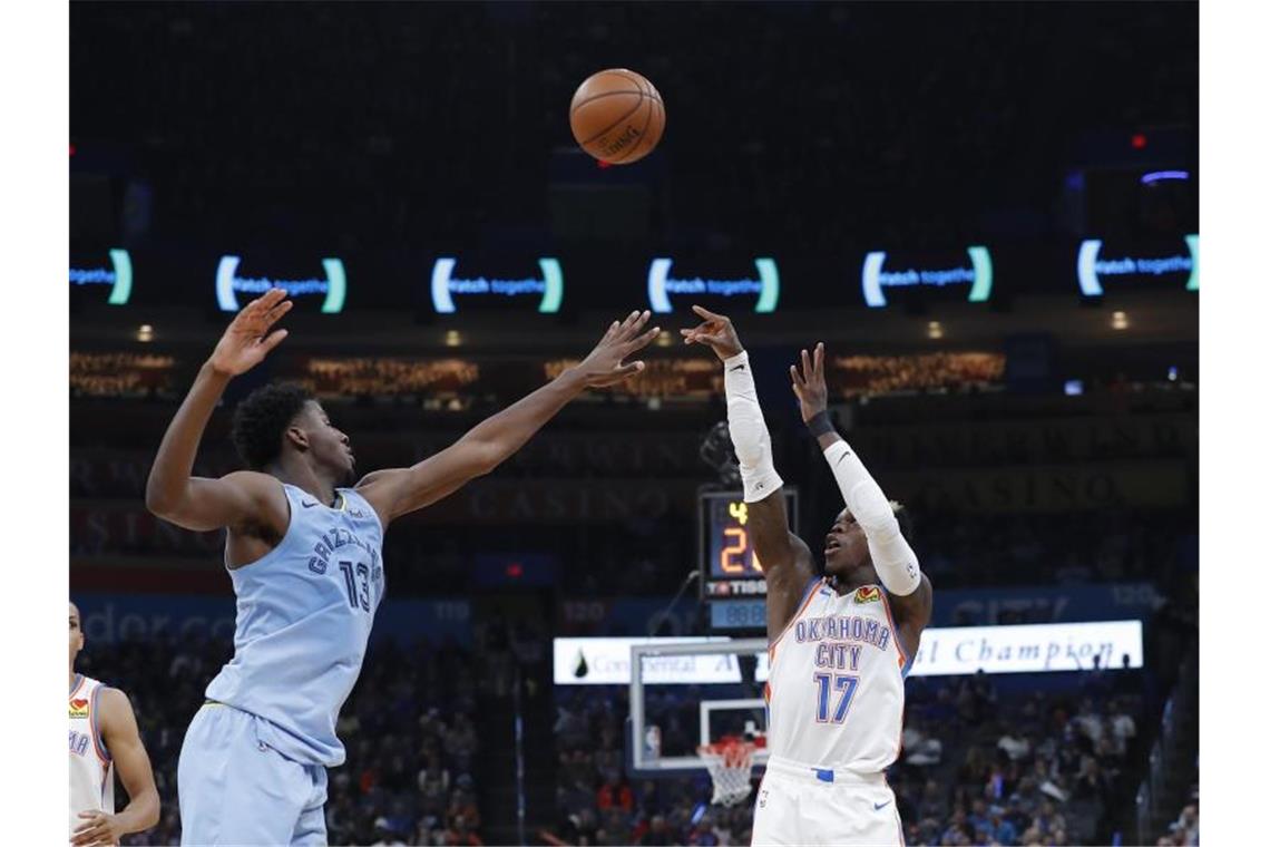 Schröder verliert mit OKC - Doncic und Dallas siegen Dennis Schröder (r) musste mit Oklahoma eine Pleite gegen die Memphis Grizzlies hinnehmen. Foto: Alonzo Adams/AP/dpa