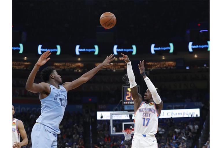 Dennis Schröder (r) musste mit Oklahoma eine Pleite gegen die Memphis Grizzlies hinnehmen. Foto: Alonzo Adams/AP/dpa