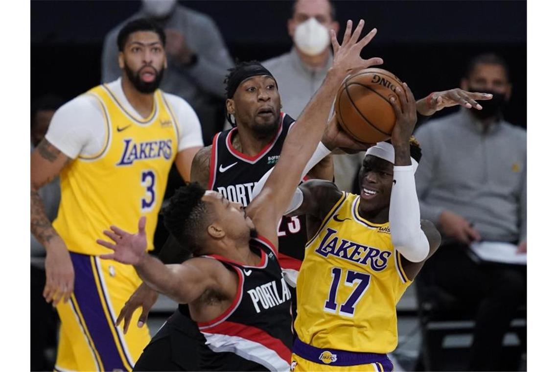 Lakers verspielen dritten Sieg - Hartenstein erfolgreich Dennis Schröder (r) musste sich mit den Lakers den Portland Trail Blazers geschlagen geben. Foto: Ashley Landis/AP/dpa