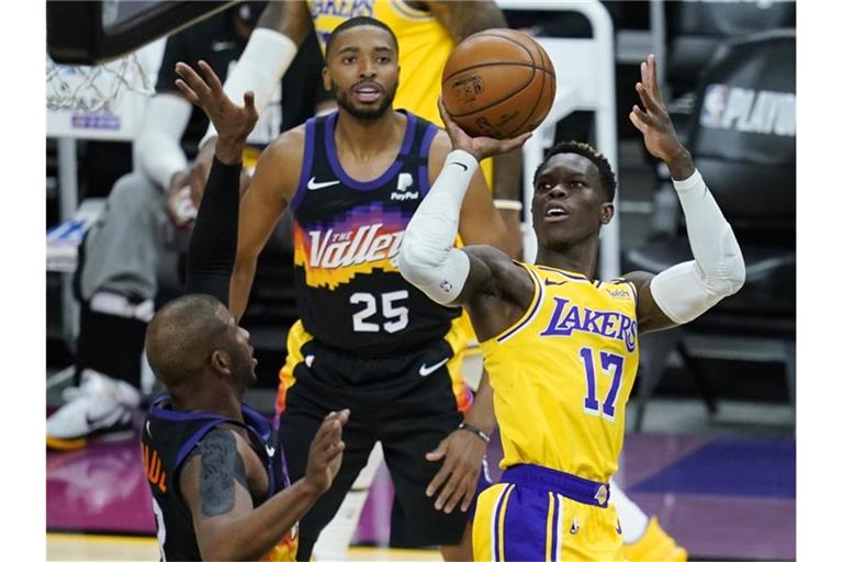 Dennis Schröder (r) spielte stark beim Lakers-Sieg in Phoenix. Foto: Ross D. Franklin/AP/dpa