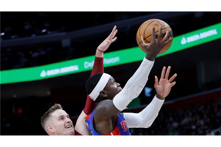 Dennis Schröder (r) von den Detroit Pistons erzielte im Spiel gegen die Cleveland Cavaliers 17 Punkte.