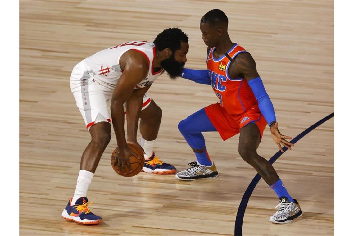 Dennis Schröder (r) von Oklahoma City Thunder gegen James Harden von den Houston Rockets. Foto: Mike Ehrmann/Pool Getty Images/AP/dpa