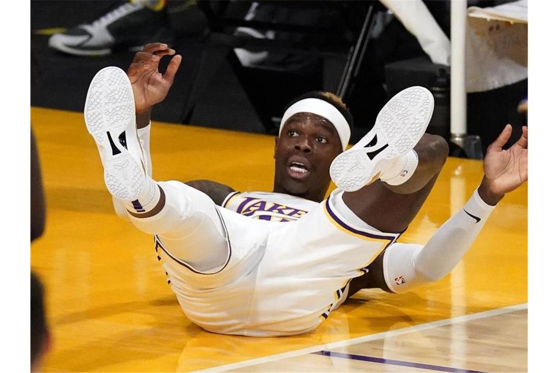 Dennis Schröder von den Los Angeles Lakers liegt nach einem Foul auf dem Boden. Foto: Mark J. Terrill/AP/dpa