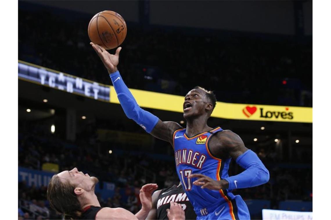 Dennis Schröder von den Oklahoma City Thunder verlor in der Partie gegen die Miami Heat einen Zahn. Foto: Sue Ogrocki/AP/dpa