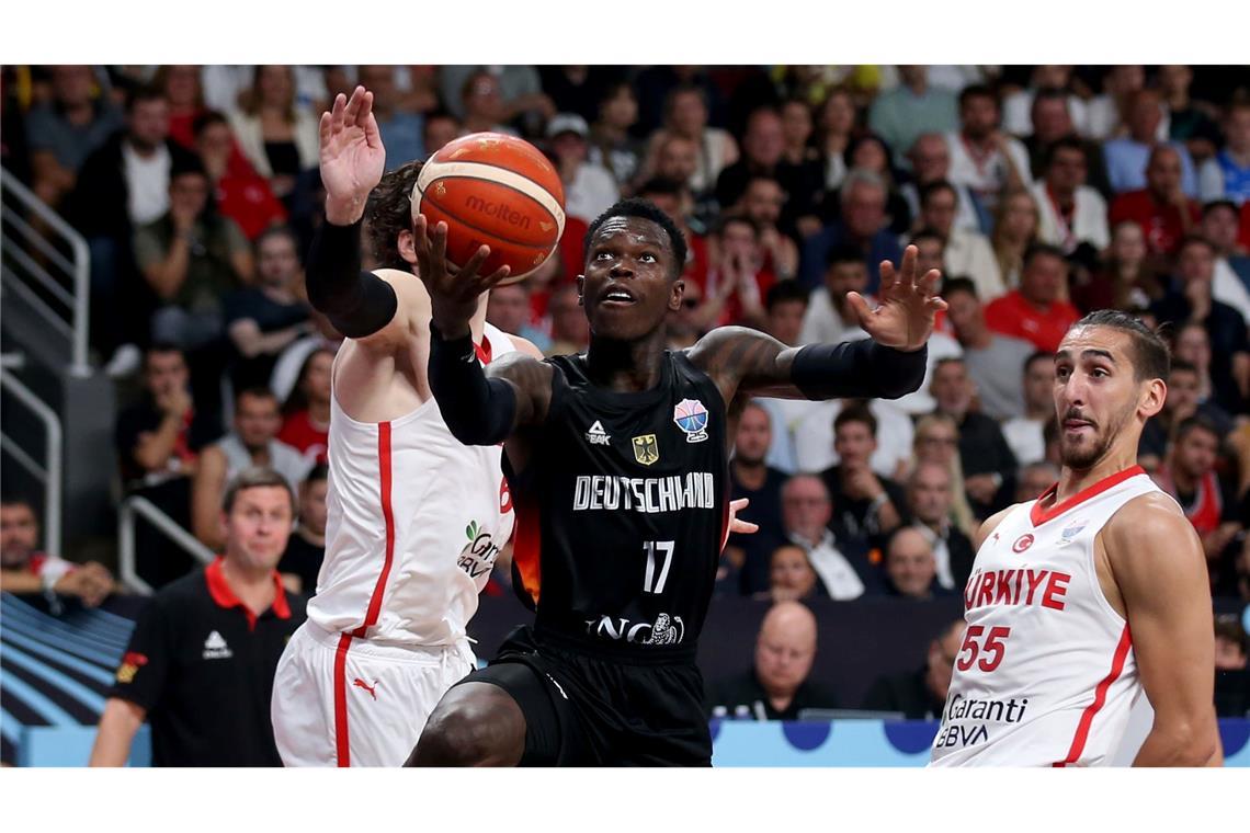 Dennis Schröder zieht gegen Cedi Osman und Kenan Sipahi aus der Türkei zum Korb.