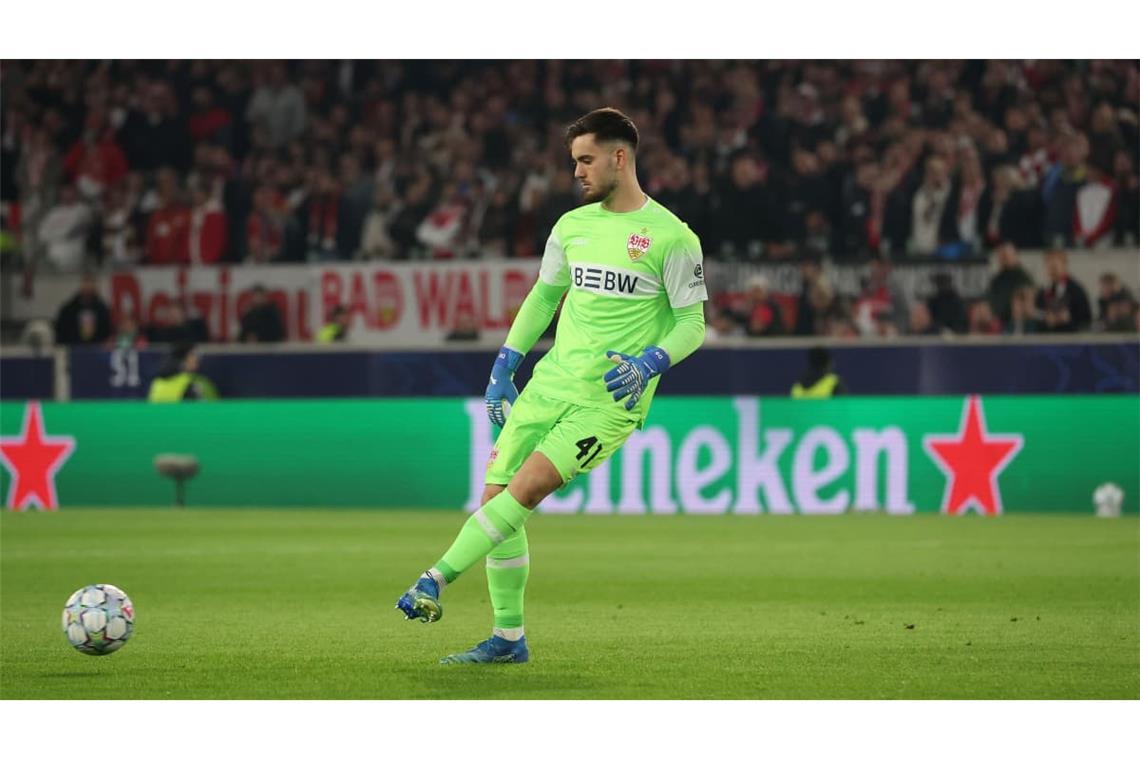 Dennis Seimen (Note 5): Der VfB-Torwart machte bei seinem Spiel von hinten raus einen wackeligen Eindruck. War beim 1:1 durch Scally aus kurzer Distanz machtlos. Patzte allerdings vor dem dritten Gladbacher Treffer schwer, als er einen harmlosen Ball nicht festhalten konnte.