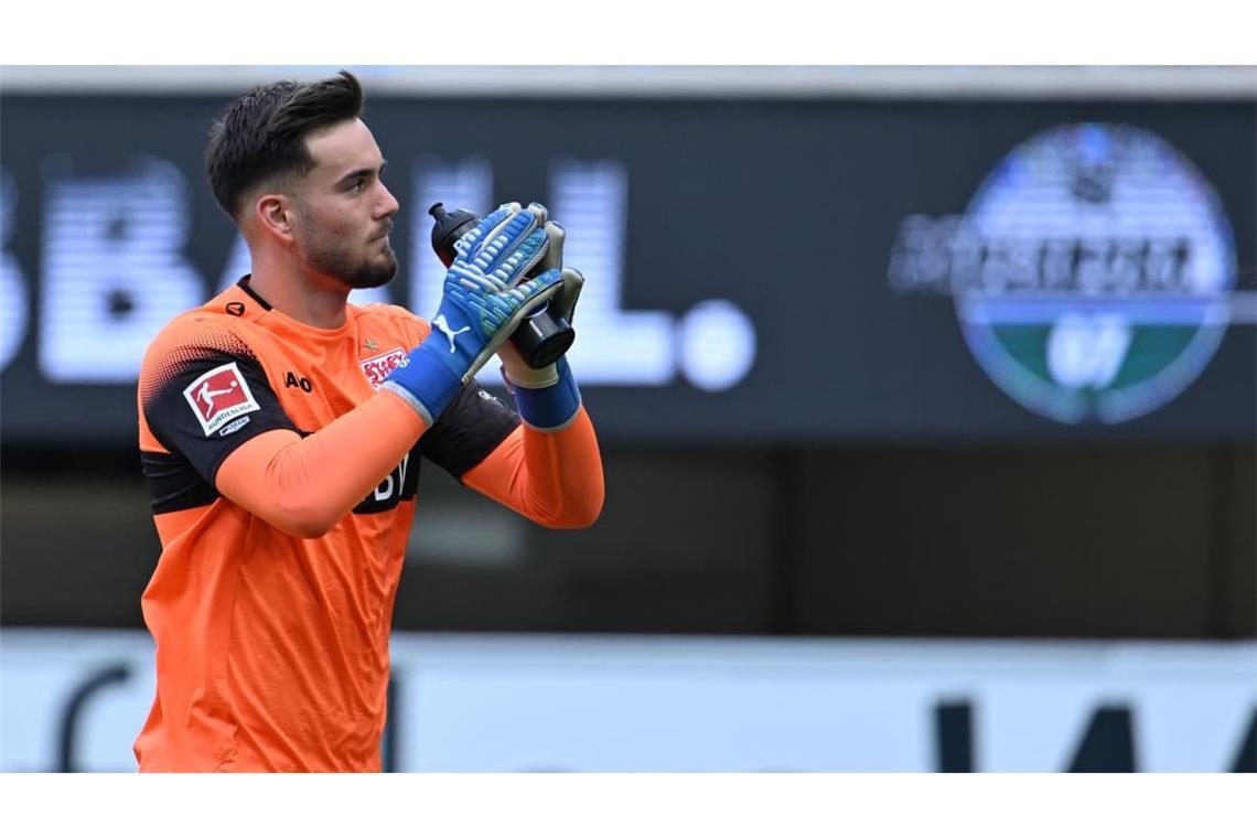Dennis Seimen wird vor seinem Bundesliga-Debüt in Paderborn von beiden Fanlagern mit Sprechchören gefeiert.