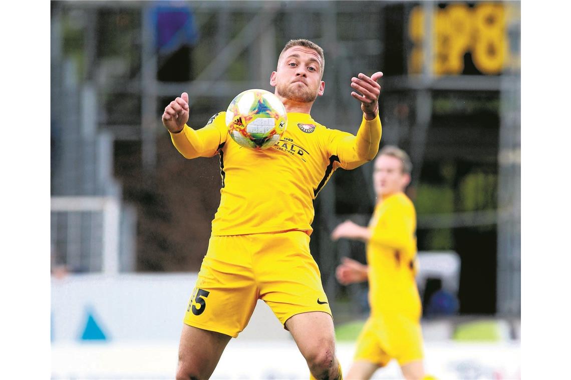 Dennis Slamar ist gegen seinen Ex-Verein Eintracht Braunschweig das zweite Mal in Folge von Beginn an für Großaspach am Ball.Foto: S. Sanders