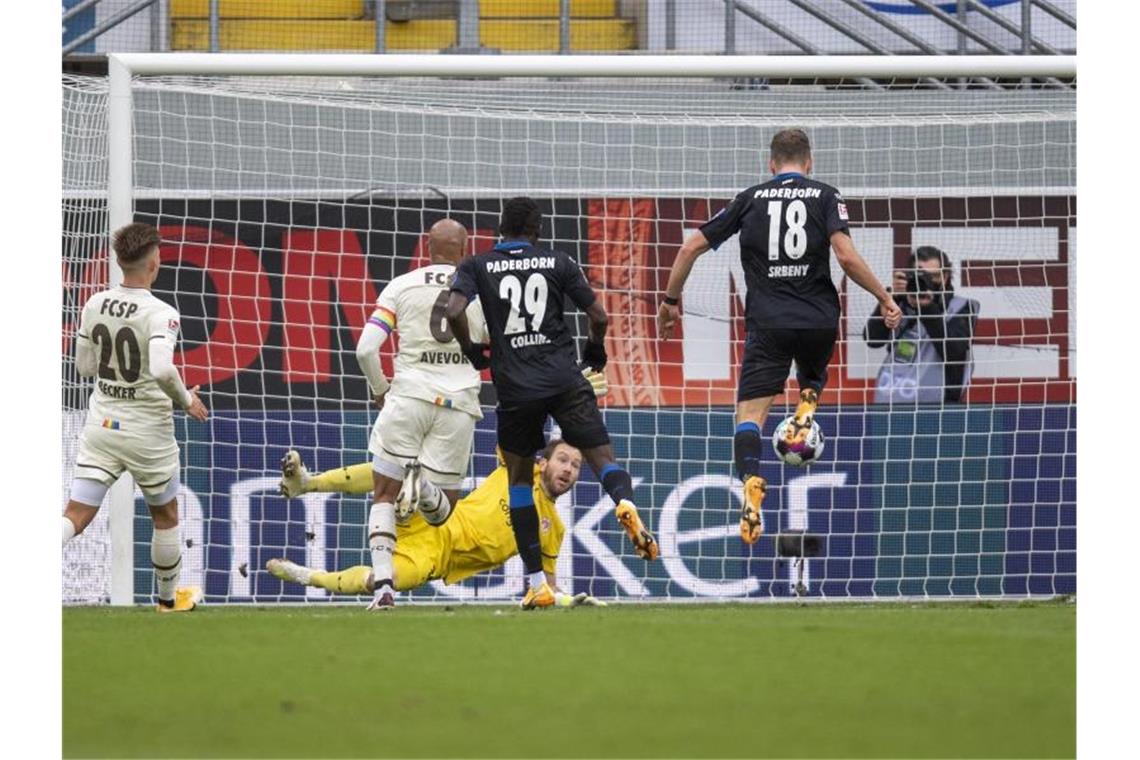 Dennis Srbeny (r) trifft zum 1:0 für den SC Paderborn. Foto: David Inderlied/dpa