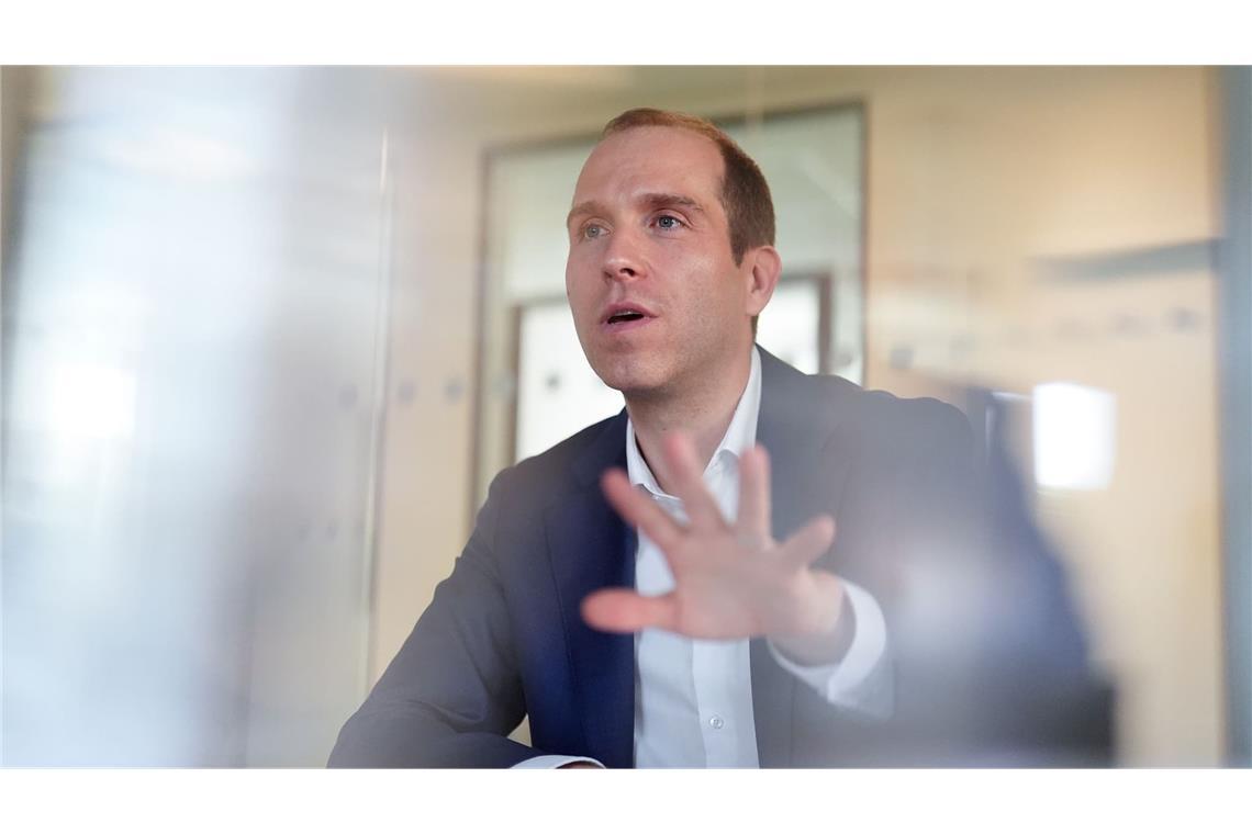 Dennis Thering, Parteivorsitzender der CDU Hamburg sowie CDU-Fraktionsvorsitzender in der Bürgerschaft, spricht während eines Interviews mit der Deutschen Presse-Agentur. (zu dpa: «Hamburgs CDU-Chef bringt Vertrauensfrage von Merz ins Spiel»)