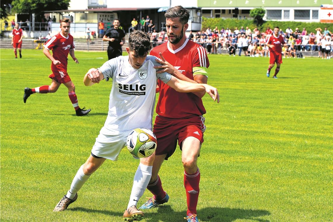 Steinbach II schafft den Ligaverbleib Dennis Warwash (links im Zweikampf mit Phillip Smolka) siegt mit Steinbach.Foto: T. Sellmaier