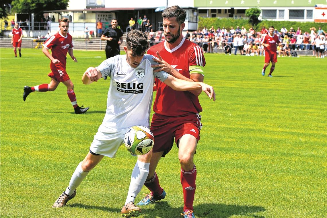 Dennis Warwash (links im Zweikampf mit Phillip Smolka) siegt mit Steinbach.Foto: T. Sellmaier