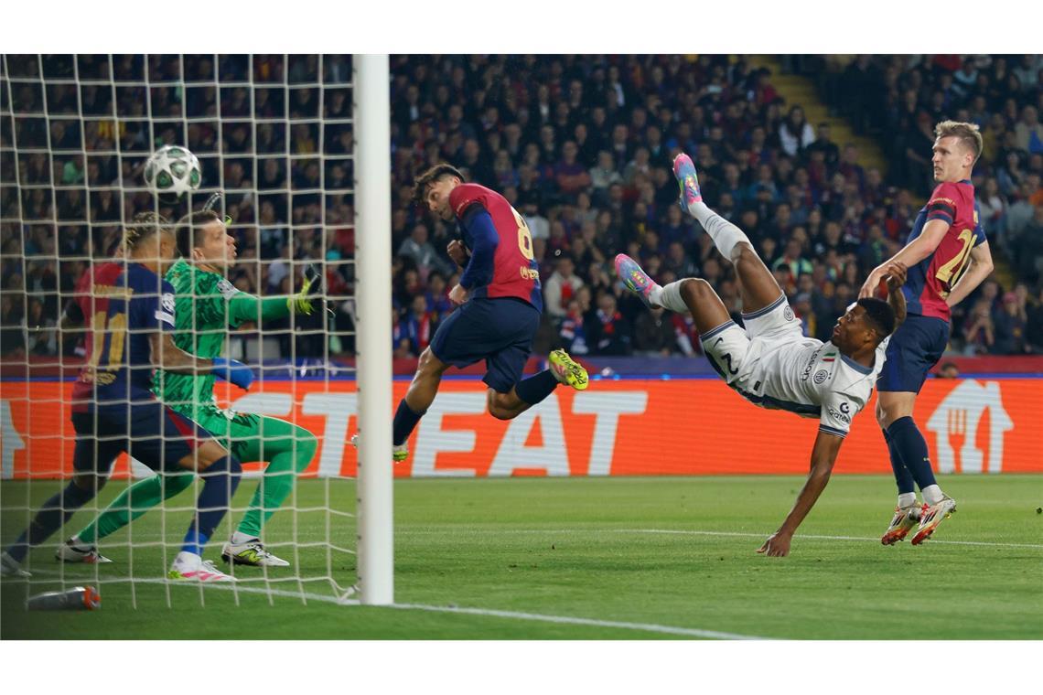 Halbfinal-Kracher: Flick und Barça retten Remis gegen Inter Denzel Dumfries (2.v.r) von Inter Mailand erzielt den zweiten Treffer gegen den FC Barcelona