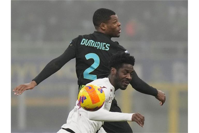 Denzel Dumfries (oben) von Inter Mailand und Ola Aina vom FC Turin im Zweikampf. Foto: Luca Bruno/AP/dpa