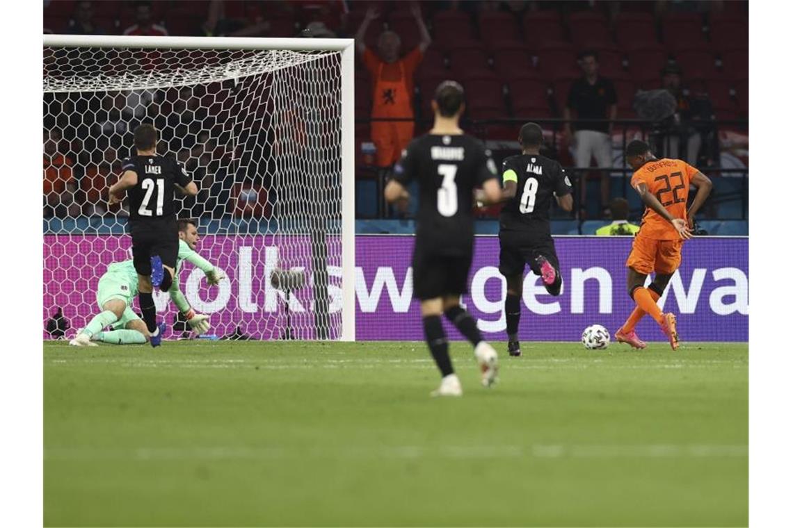 Begeisternde Niederländer vorzeitig im Achtelfinale Denzel Dumfries (r) erhöhte für die Niederländer auf 2:0. Foto: Dean Mouhtaropoulous/Getty Pool/AP/dpa