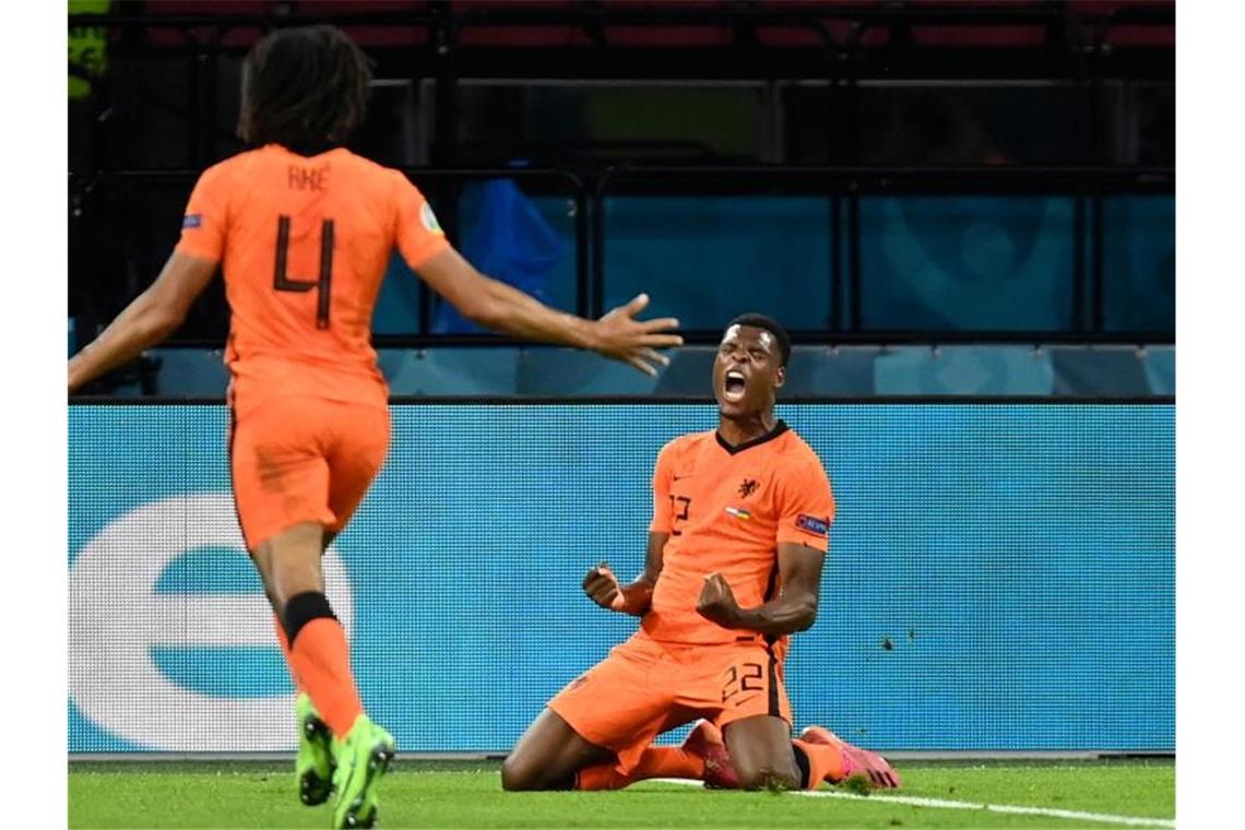 Niederlande mit perfektem EM-Start: Sieg gegen Ukraine Denzel Dumfries (r) von den Niederlanden feiert das 3:2. Foto: John Thys/Pool AFP/AP/dpa
