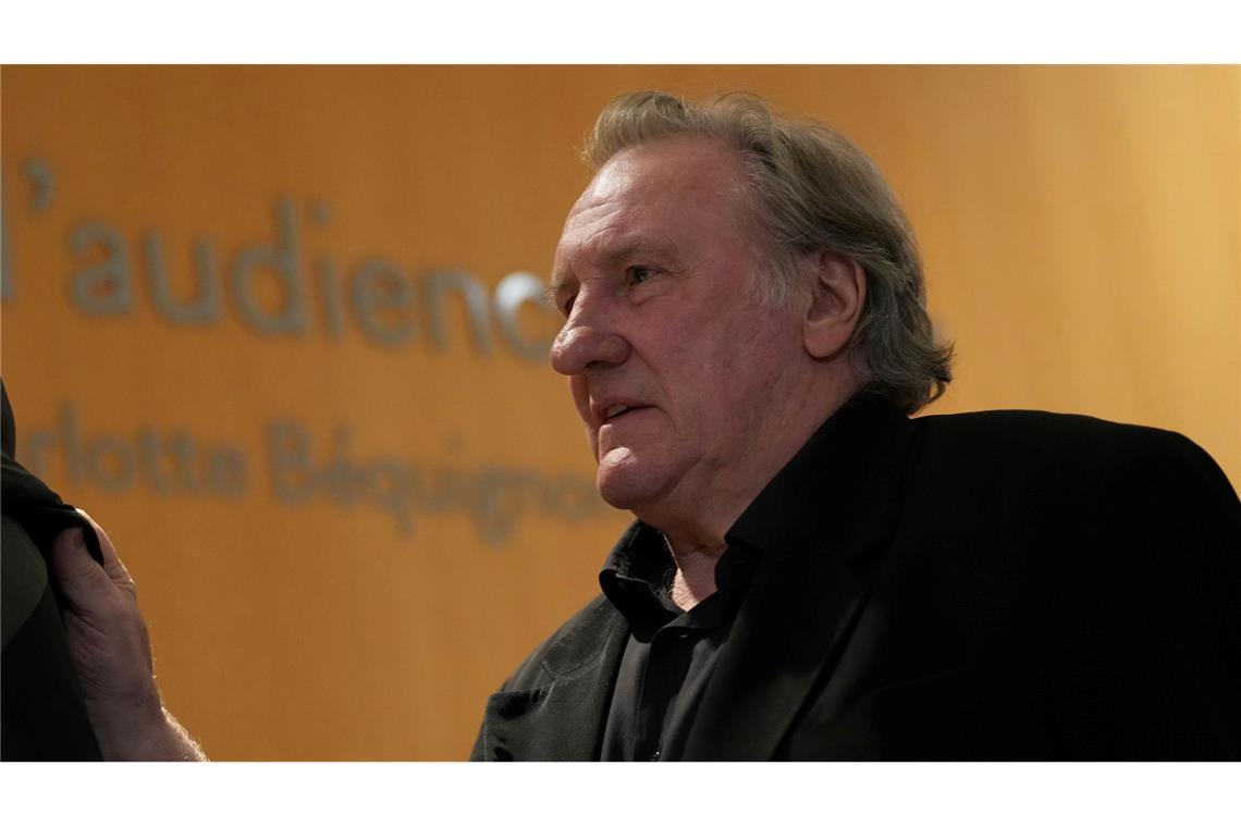Gericht statt Leinwand: Belästigungs-Prozess gegen Depardieu Depardieu soll aus gesundheitlichen Gründen nicht mehr als sechs Stunden in der Verhandlung sitzen. (Bild vom Prozessauftakt)